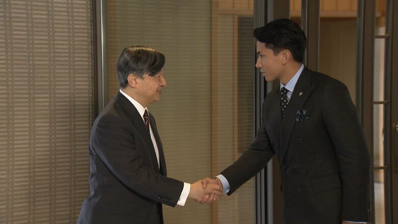 ブルネイ国王の四男・マティン王子と握手を交わされた陛下