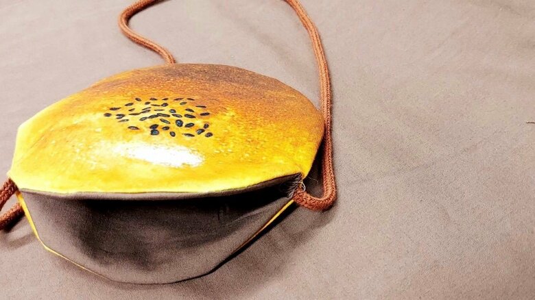 中身はこしあん風。ポシェットの下にあるのが裏地の布