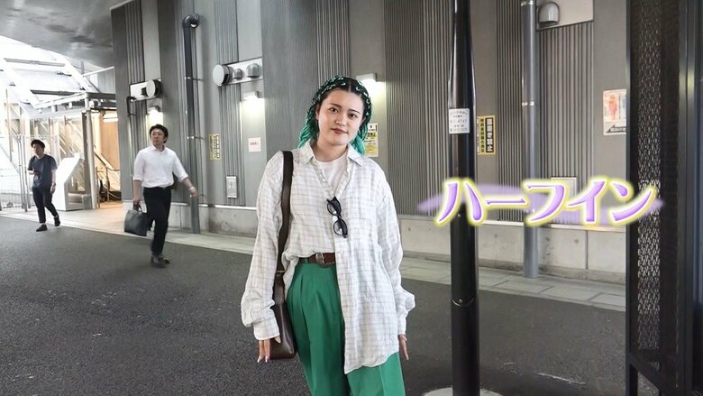 長袖シャツの裾を片方だけパンツに入れるスタイル