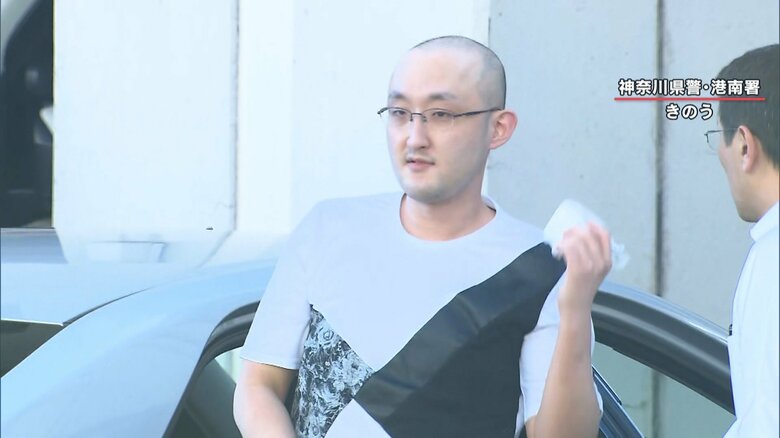 きょろきょろと周囲を見回す、大橋昭仁容疑者