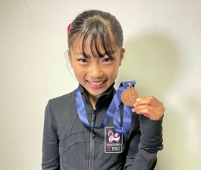 メダルを手に笑顔を見せる宮本琉花