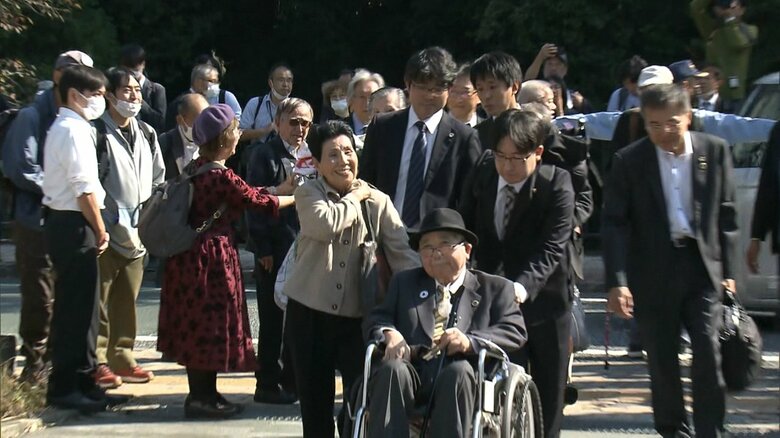姉・ひで子さんと共に再審初公判に向かう西嶋弁護士（2023年10月）
