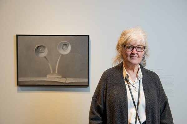 ハンブルク美術館の展覧会にて　2023年5月
At Exhibition “Vija Celmins/Gerhard Richter: Double Vision” Hamburger Kunsthalle, May 2023
Photo: Mauricio Bustamante

セルミンス後ろの作品：『ランプ #1』1964年
©Vija Celmins　Photo: Sarah Wells, courtesy Matthew Marks Gallery　