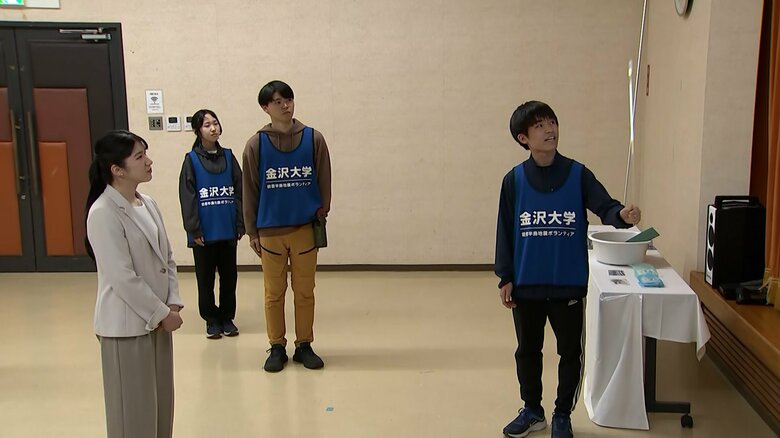 被災地で活動する大学生のボランティアと懇談された