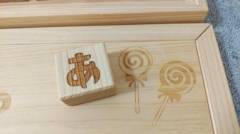 ブロックは角が丸く面取りされ、子供の手になじむ大きさ