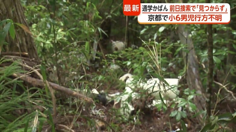道路脇には不法投棄とみられるゴミが散乱