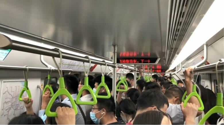 ラッシュアワーの時間帯の地下鉄車内（2020年9月撮影）