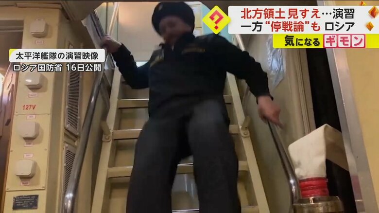 船の中のハシゴを降りる男性兵士