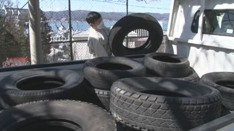 タイヤをトラックに積み込む