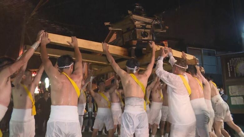 みこしを高く上げて