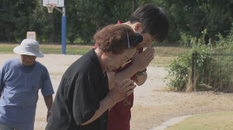 祈りを捧げる福寄さん