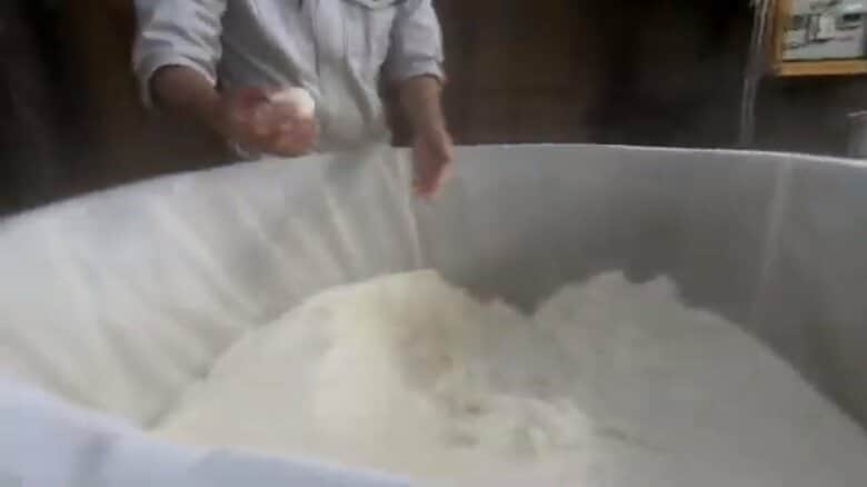 蒸した酒米を…