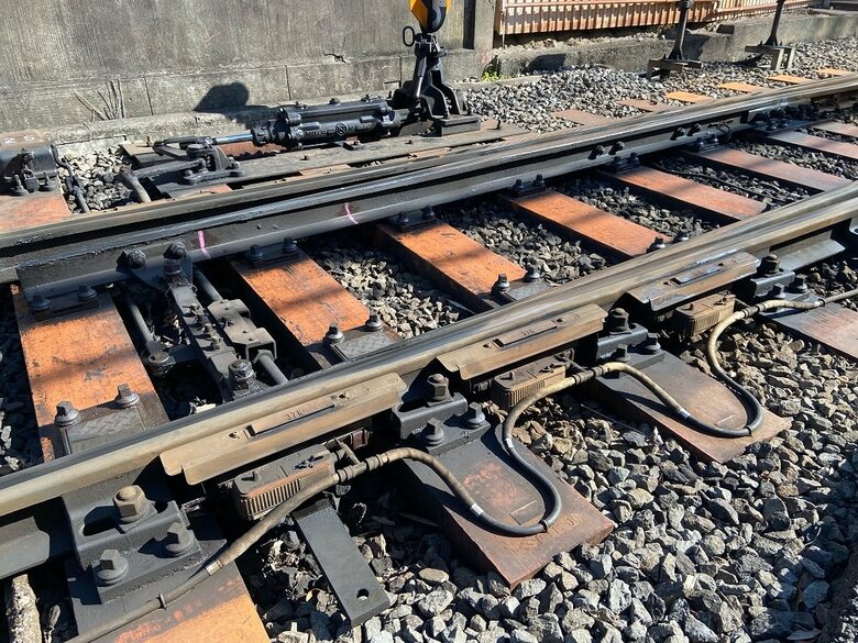 こちらが側面式融雪器。片側3カ所ずつ設置（両側合わせて計6カ所）。