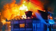 「火柱が上がっている」大野市の電機店兼住宅で火事　1人暮らしの76歳女性は逃げ出して無事　約4時間後に鎮火　福井