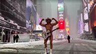 タイムズスクエアも“銀世界”に…ニューヨークで10年ぶり50センチ超の積雪　猛吹雪で非常事態を宣言　空の便も6100便超が欠航に