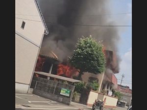 消火活動中の消防士2人に落下してきた“瓦礫が直撃”しケガ 住宅は全焼も住人は避難して無事