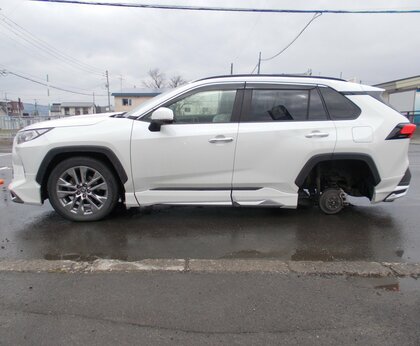 自らタイヤ交換し走行中に左後ろのタイヤが脱落…運転していた30代男性は「ぐらつく感じがした」と話す―人やほかの車に被害なしも警察が注意呼びかけ＿北海道士別市