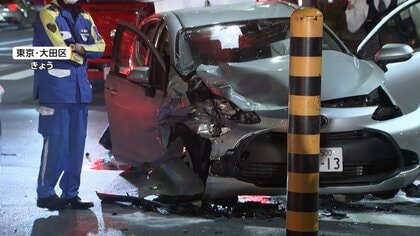 右直事故でシルバーの乗用車が大破　トラック運転手が証言「止まりきれずにそのまま来ちゃったのかな」　2人搬送も軽傷　東京・大田区