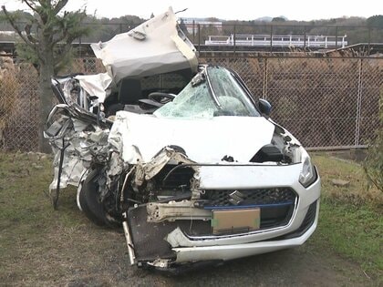 前の車を追い越そうとしたか…乗用車が対向車線の大型トレーラーと正面衝突 乗用車を運転の33歳男性が死亡