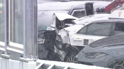 パトカーに突っ込んだランボルギーニの運転手は助手席の女性を放置し逃走…警察官2人が重傷　ひき逃げ事件として捜査　東京・中央区