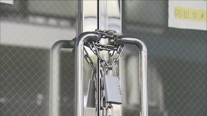 扉には南京錠、看板には“白いシート”　日大アメフト部が「廃部」へ…薬物事件で3人目の逮捕　林真理子理事長は“無言”