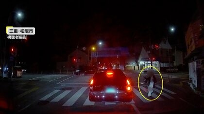 「はあ？何しとん？」交番前の横断歩道上で進路ふさぐ車に乗り込む人…おまけに赤信号を右折レーンから左折　三重