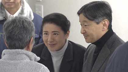 宮城・丸森町で被災者に声をかけられる両陛下（2019年12月）