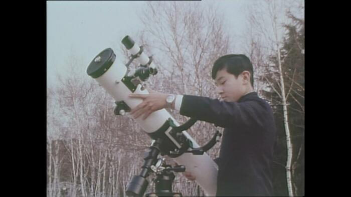 昭和49年2月 天体望遠鏡を組み立てられる陛下