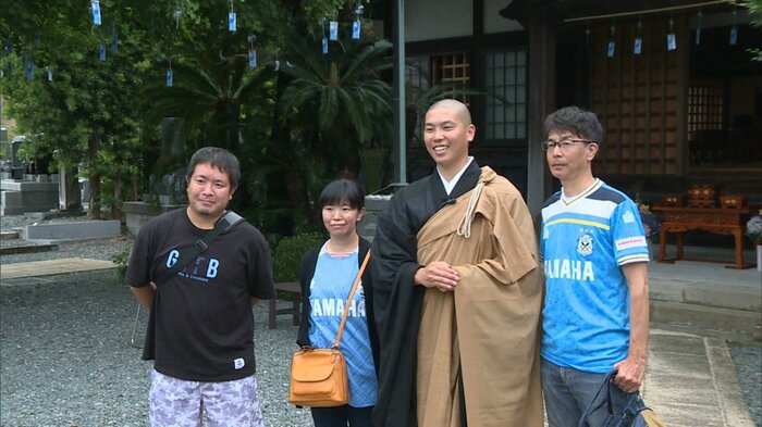 ジュビロサポーターと記念撮影する五藤さん