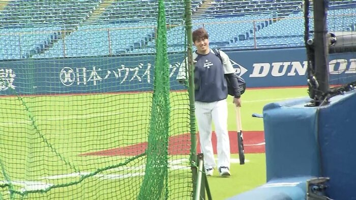 西田の元に歩いてくる村上は笑顔を見せる