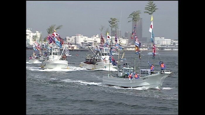 地元の漁船などによる海上パレード