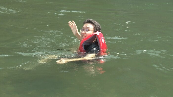 足がつかず流される筆者
