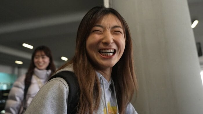 現地に到着し笑顔を見せる坂本