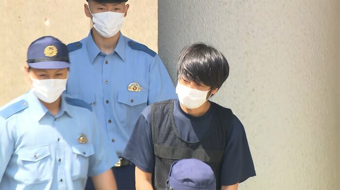 鑑定留置先に移送される山上徹也容疑者(午前10時過ぎ 奈良西署)