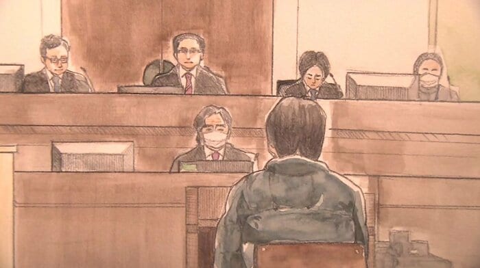 初公判での柳本被告(法廷イラスト)