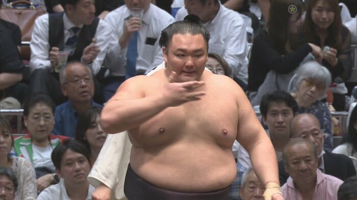 翔猿との一番に臨む朝乃山（20日）　画像提供：日本相撲協会