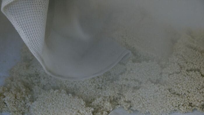 米と麦を蒸し上げる