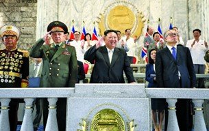壇上に並ぶショイグ露国防相と金正恩総書記、中国の李鴻忠全人代副委員長(労働新聞・7月28日)