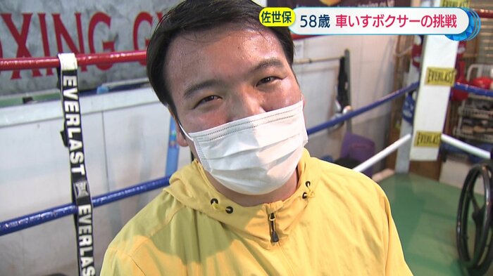 汗がにじむ後藤綾太記者