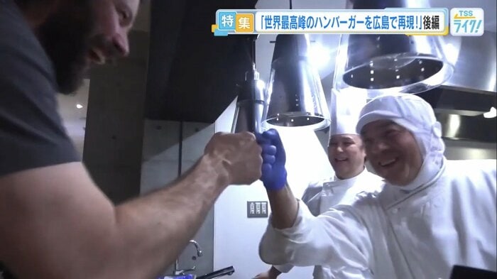 グータッチを交わすクラウスさんと中川さん