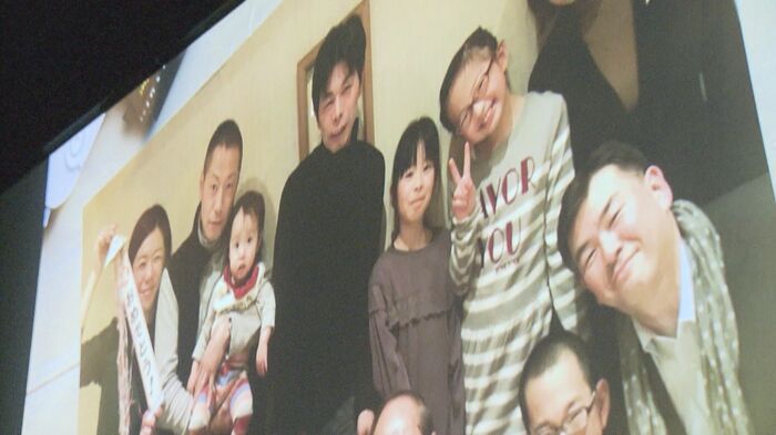 スクリーンに映し出された家族の写真