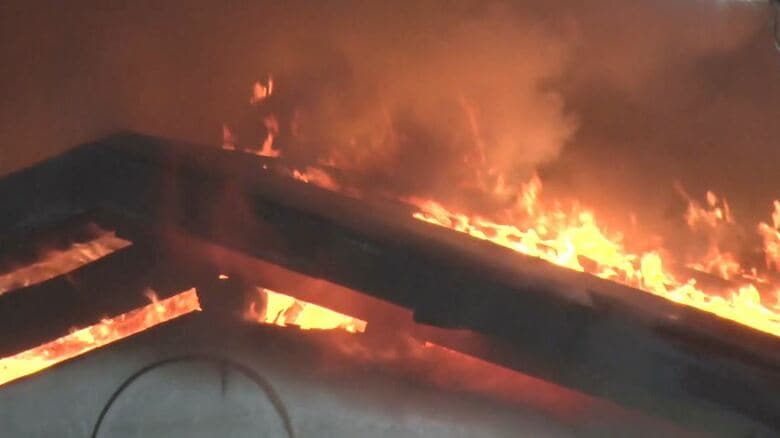 「火の熱がすごくて動けず…」少なくとも4棟焼く火事　「隣の家が燃えている」住民が通報　周辺の住宅に燃え広がる　約9時間後に鎮火　長野・岡谷市｜FNNプライムオンライン