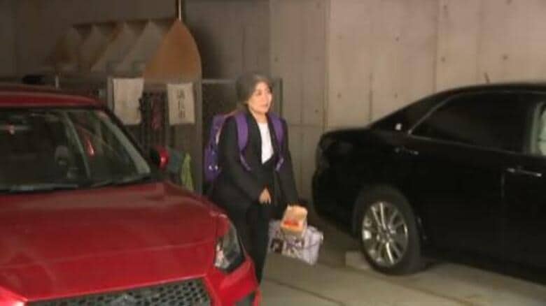辞意表明から一夜　学歴詐称問題の田久保市長がファストフードを片手に正午頃に登庁　「高齢の母が心労で…」　午前10時から予定されていた政策会議は午後1時からの開催に｜FNNプライムオンライン