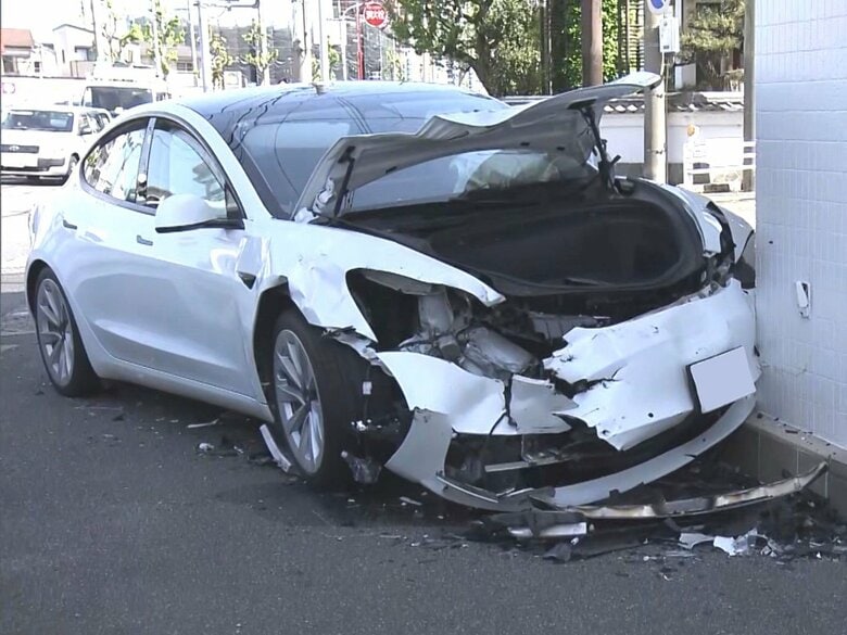 小学生くらいの3人含む5人を搬送…交差点で直進車と右折しようとした車が衝突 1台は店に突っ込み前部が大破｜FNNプライムオンライン