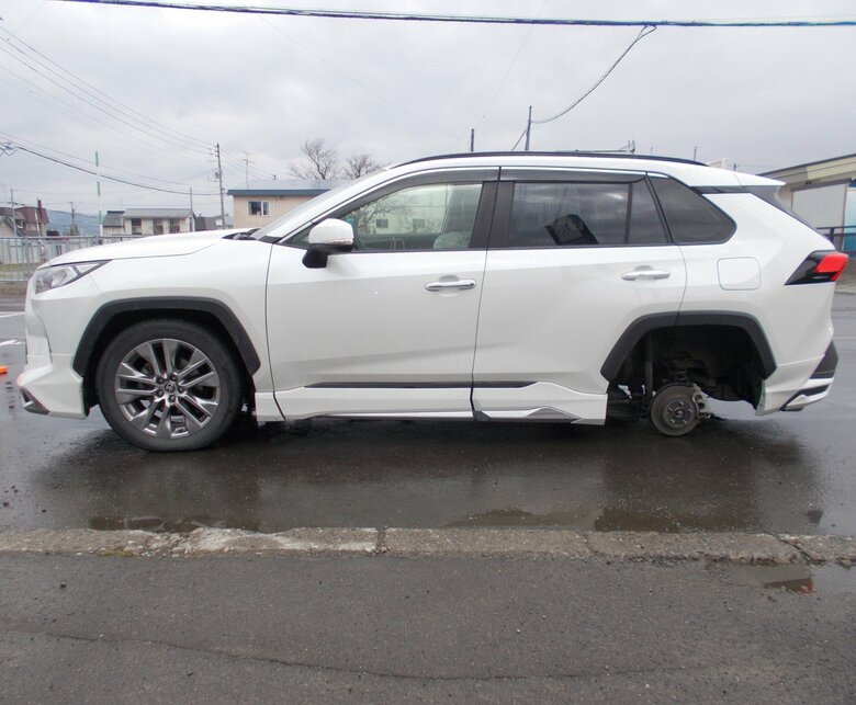 自らタイヤ交換し走行中に左後ろのタイヤが脱落…運転していた30代男性は「ぐらつく感じがした」と話す―人やほかの車に被害なしも警察が注意呼びかけ＿北海道士別市｜FNNプライムオンライン