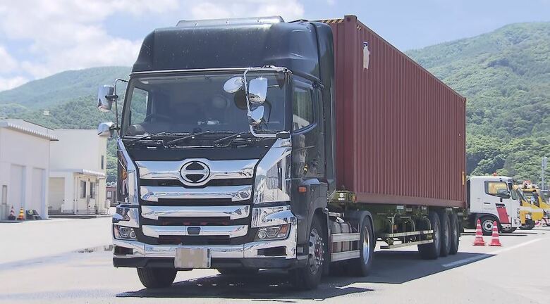 大型トレーラー公開　死亡ひき逃げ事件　運転の群馬県の42歳の男を送検　長野県岡谷市の県道を横断中の歩行者をはね、救護せず走り去った疑い｜FNNプライムオンライン