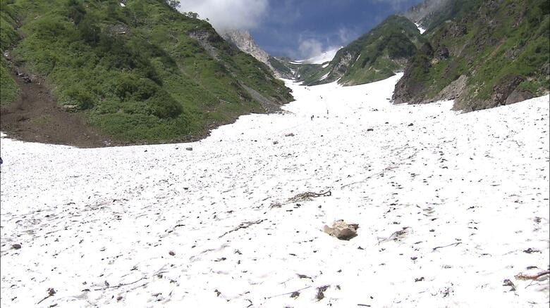 北アルプス白馬岳の大雪渓付近で女性が滑落　ヘリコプターで救助　頭部をけがしている模様｜FNNプライムオンライン