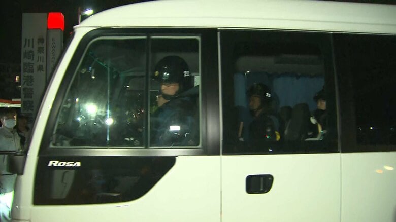 岡﨑彩咲陽さんのストーカー被害への警察対応に不服の関係者らが署に直接抗議へ　約50人が詰めかけ機動隊も出動　現場は一時騒然｜FNNプライムオンライン