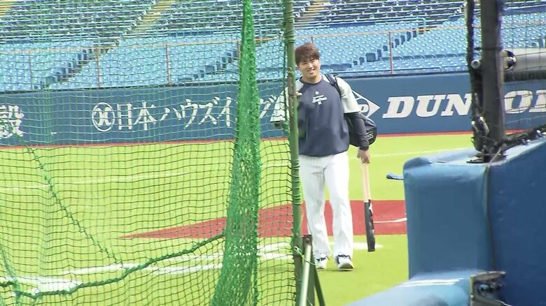 西田の元に歩いてくる村上は笑顔を見せる