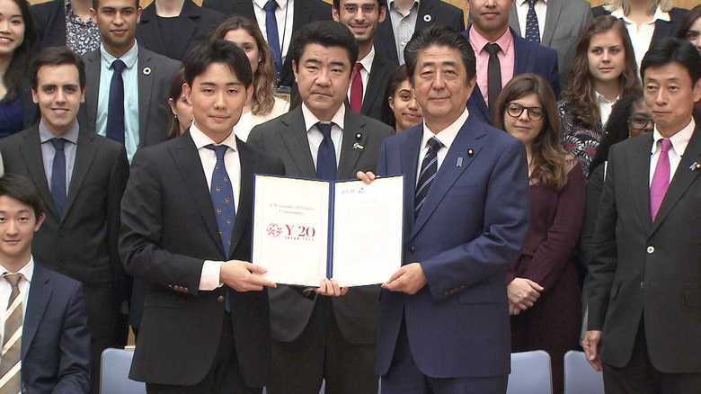 安倍首相に政策提言書を渡す(5月29日 首相官邸)